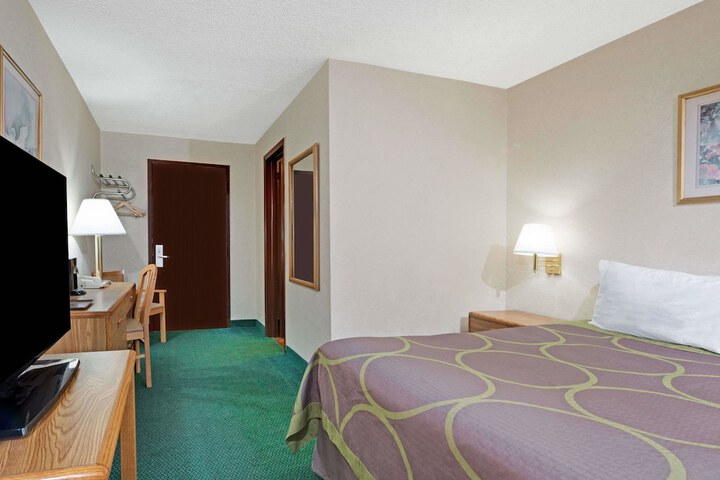 Super 8 by Wyndham Kenmore / Buffalo/Niagara Falls Area