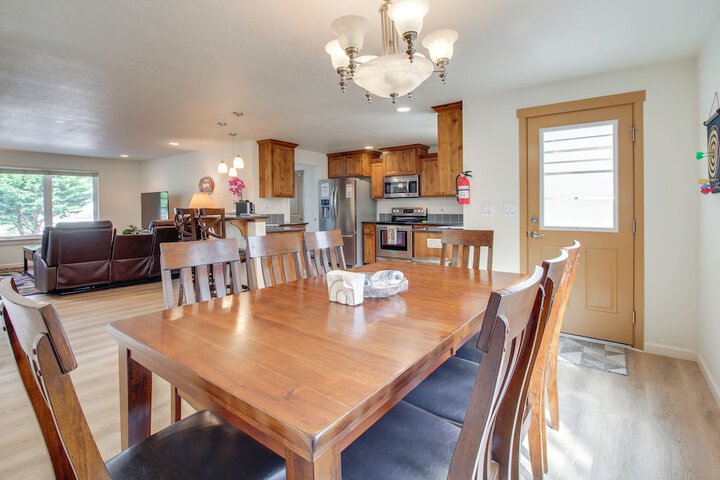 Spacious Bandon Getaway - 2 Blocks to Ocean!