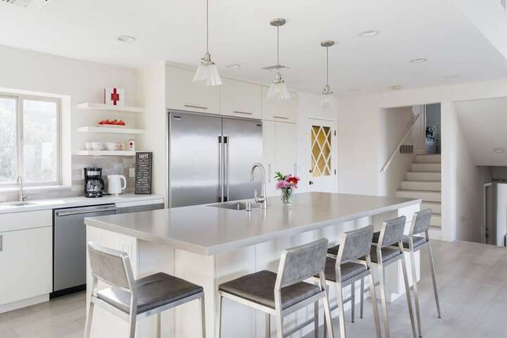Spacious and Bright 5-bedroom Oasis Pool and Yard