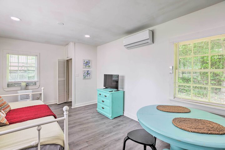 Quaint Leeds Studio w / Yard 18 Mi to Birmingham!