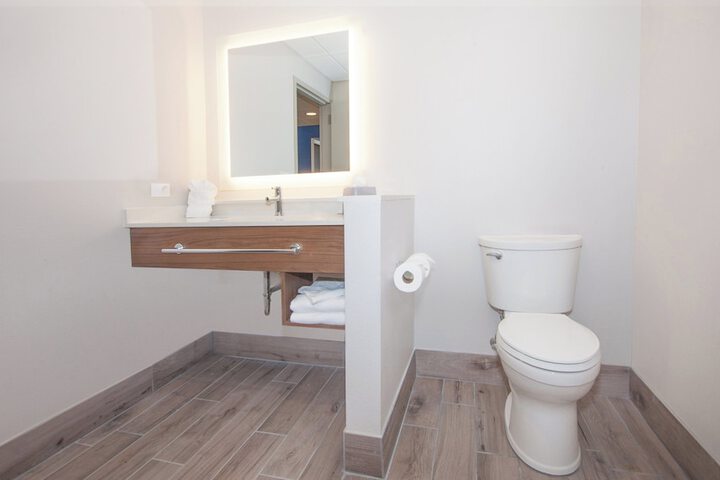 Holiday Inn Express & Suites Panama City Beach - Beachfront by IHG