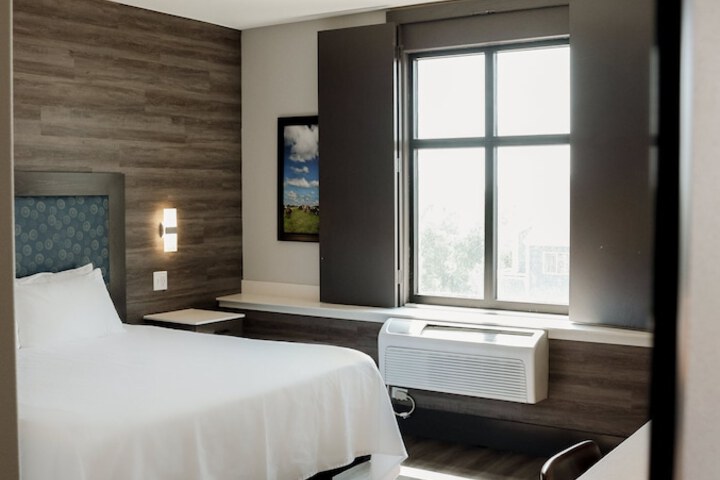 Room 102 of 174