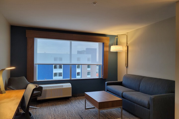 Holiday Inn Express & Suites Detroit Dearborn by IHG