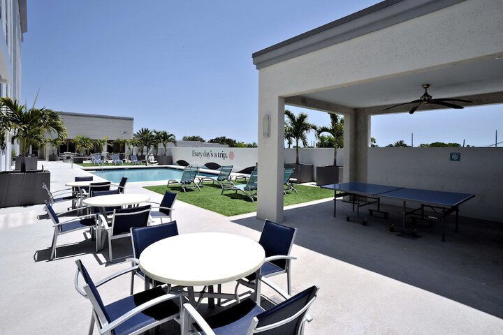 Hotel Dello Ft. Lauderdale Airport Tapestry Collection by Hilton