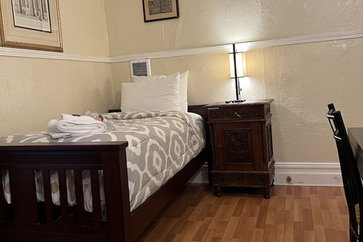 Room 32 of 54