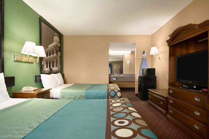 Room 6 of 10