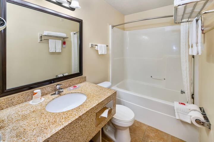 Econo Lodge Inn & Suites