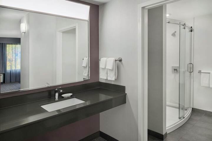 Courtyard by Marriott Kansas City Shawnee