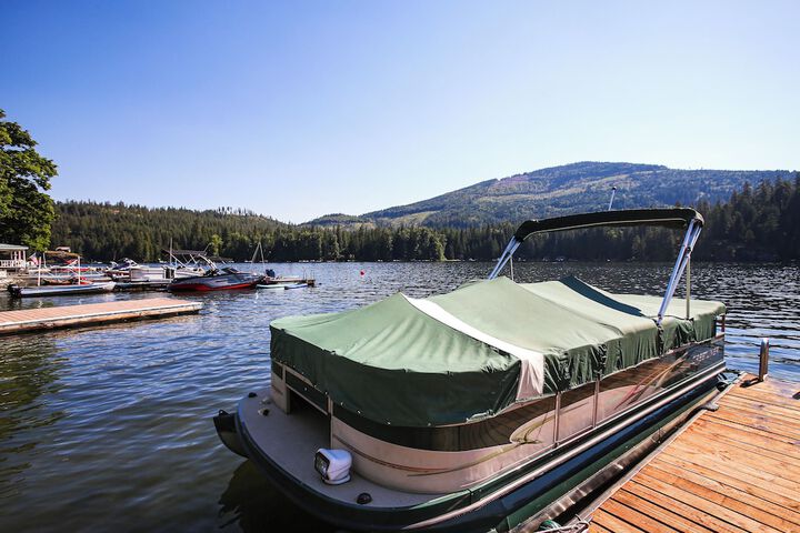Rathdrum Home w / Hot Tub: Steps to Beach Access!