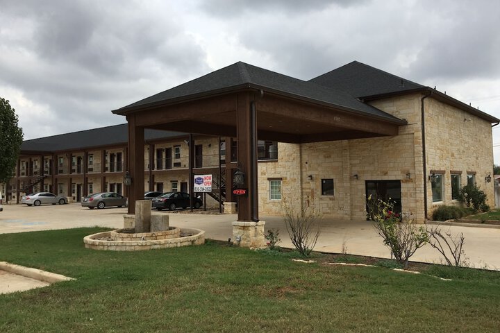 Pearsall Inn & Suites