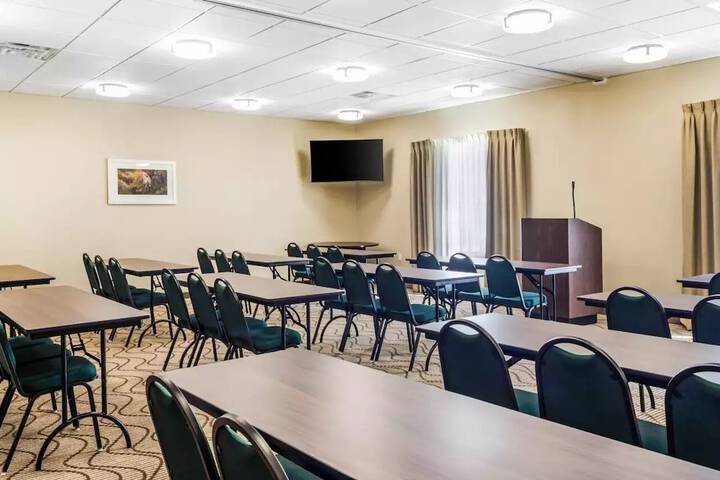 MainStay Suites Hackberry Sportsmans Lodge