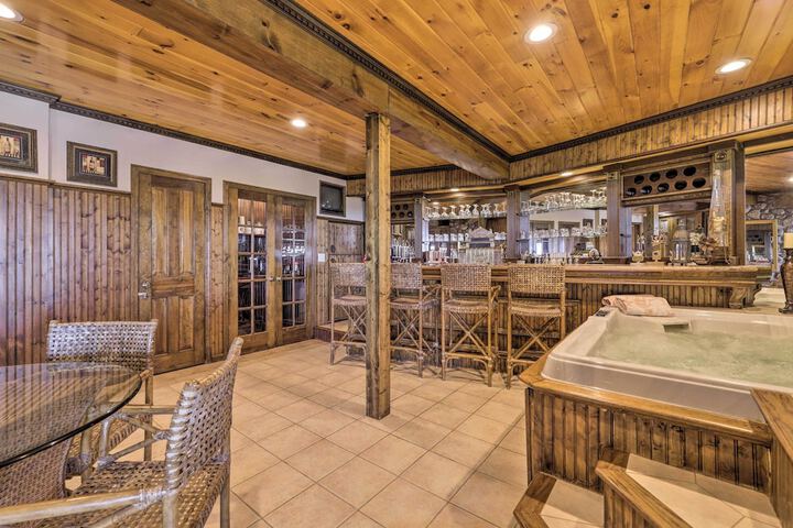 Cozy Studio: Indoor Hot Tub & Inground Pool Access