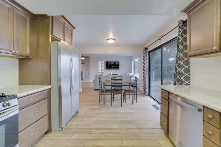 Pet-friendly Hollister Getaway w / Grill!