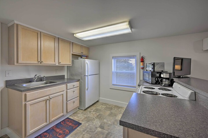 Quaint DT Greenport Apt - 2 Mi to Shelter Island!