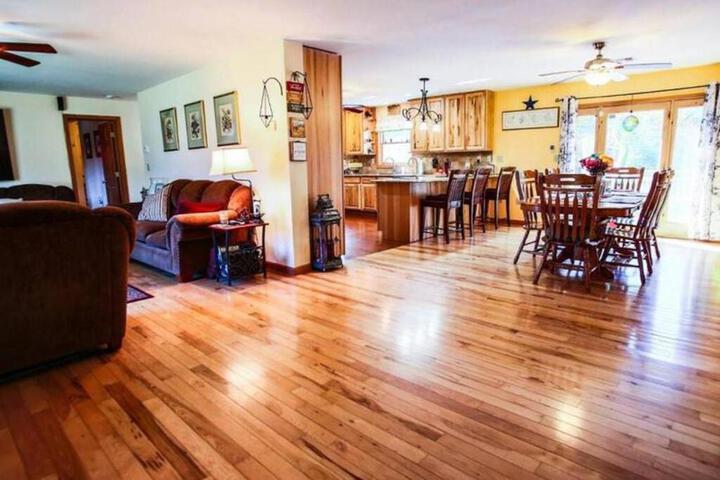 Southwoods Mountain Estate -private mansion pool, hottub+ 15 acres