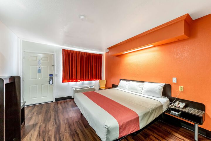 Room 13 of 32