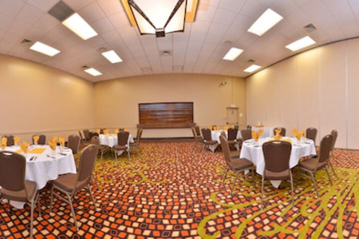 Ramada Plaza by Wyndham Sheridan Hotel & Convention Center