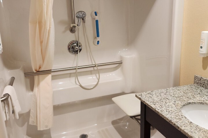 Quality Inn & Suites Bellville - Mansfield