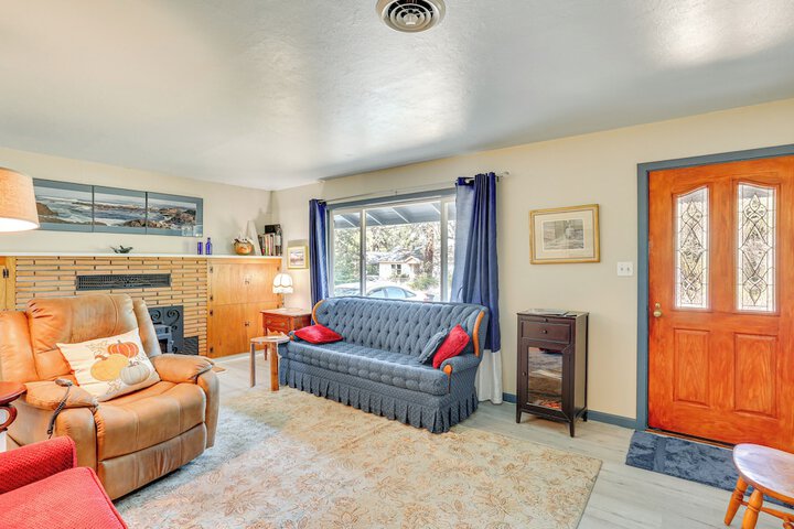 Burney Cottage w / Game Room: Walk to Town!