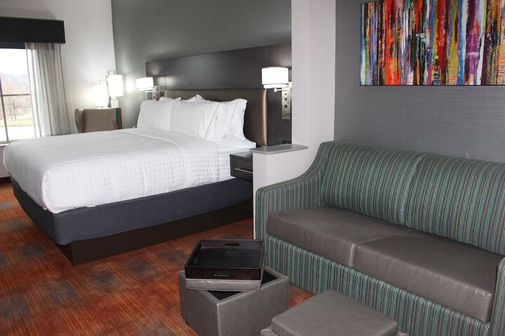 Holiday Inn Express & Suites Shawnee-Kansas City West by IHG
