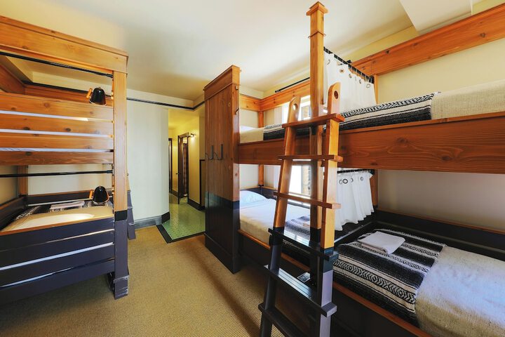 Room 28 of 89