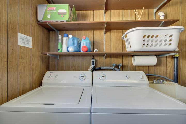 Home Rental on Detroit Lake: Dock Game Room!