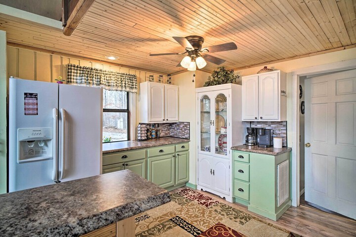 Douglas Lake Cabin w / Mountain-view Deck & Grill