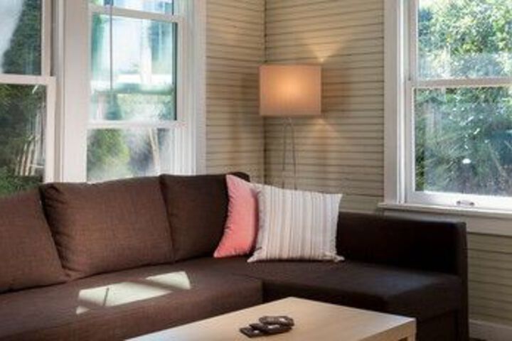 2BR Bay View Bungalow in Poulsbo by RedAwning