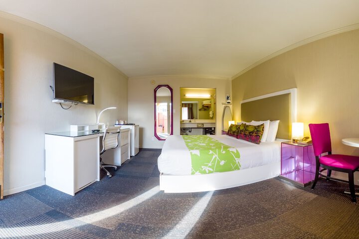 Room 25 of 39