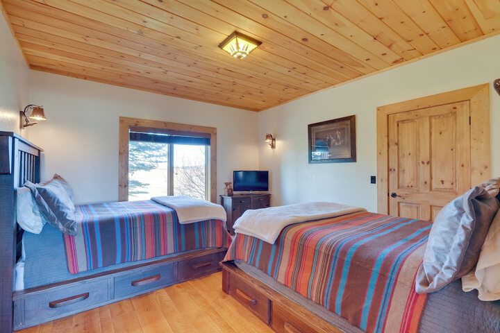 free Spirit Ranch w / Hot Tub & Mountain Views