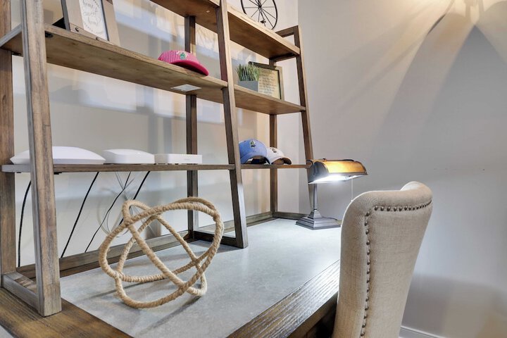 The Nest at Pinecrest by Avantstay Spacious Deck Game Room, Fire Pit