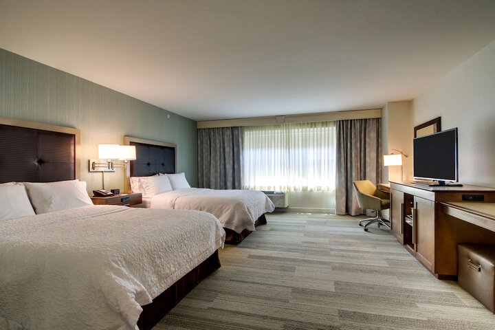 Hampton Inn & Suites Milwaukee West