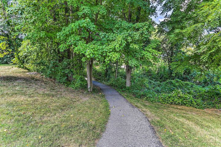 Gorgeous Vernon Township Condo w / Balcony!