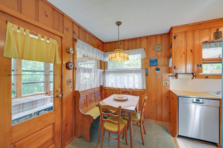 Walk to Beach: Long Island Wine Country Home!