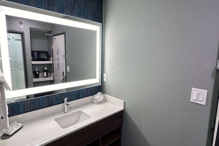 La Quinta Inn & Suites by Wyndham Chicago Gurnee