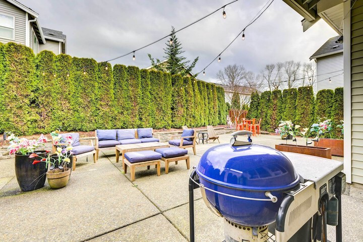 Spacious Kent Home Near Seatac Airport w / Patio
