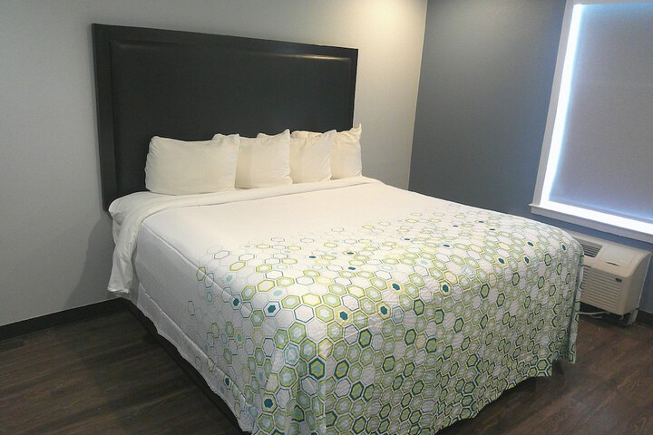 HomeTowne Studios by Red Roof Leesburg
