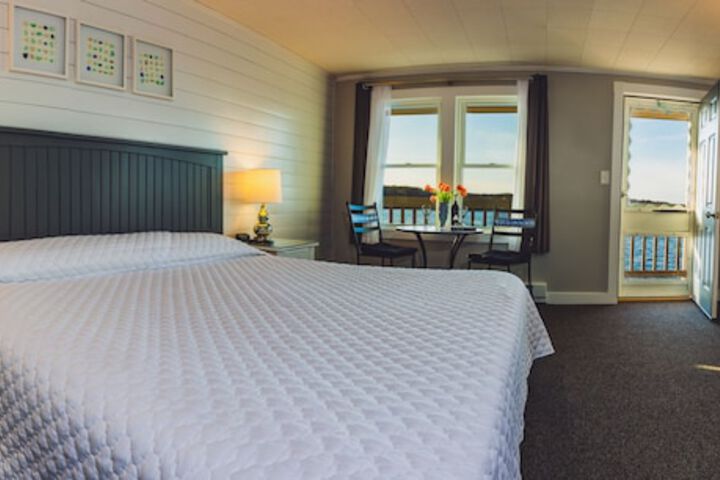 Bearskin Neck Motor Lodge
