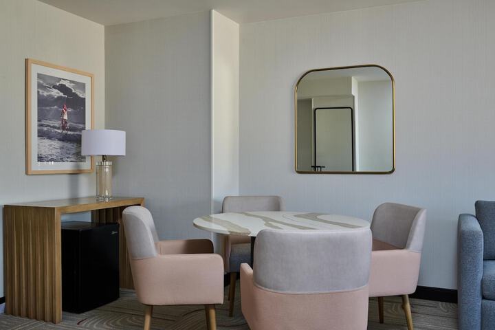 Hotel Zessa Orange County Airport a DoubleTree by Hilton