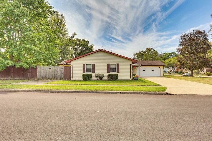 Peaceful Home Near Youngstown: Fenced Backyard!