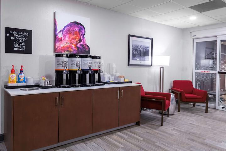 Hampton Inn by Hilton Concord / Bow