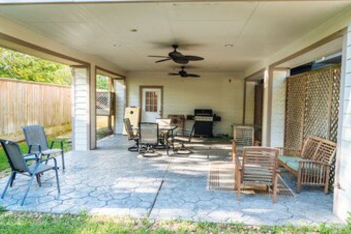 Spacious Kemah Boardwalk Townhome VR