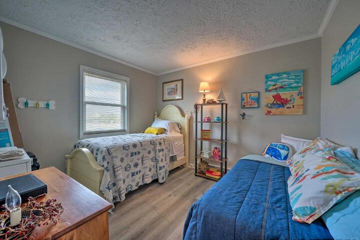Oceanfront Topsail Beach Retreat - Steps to Shore!