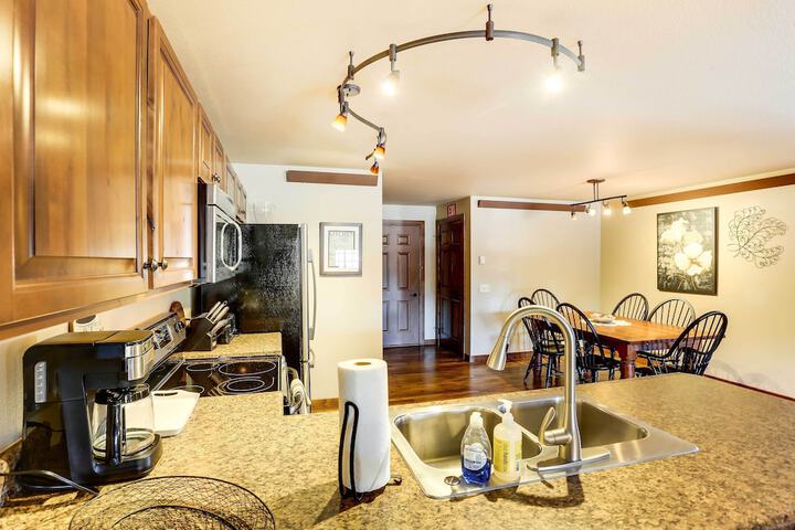Centrally-located Deadwood Apt w / Mountain Views!