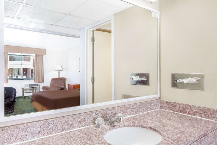 Room 5 of 13