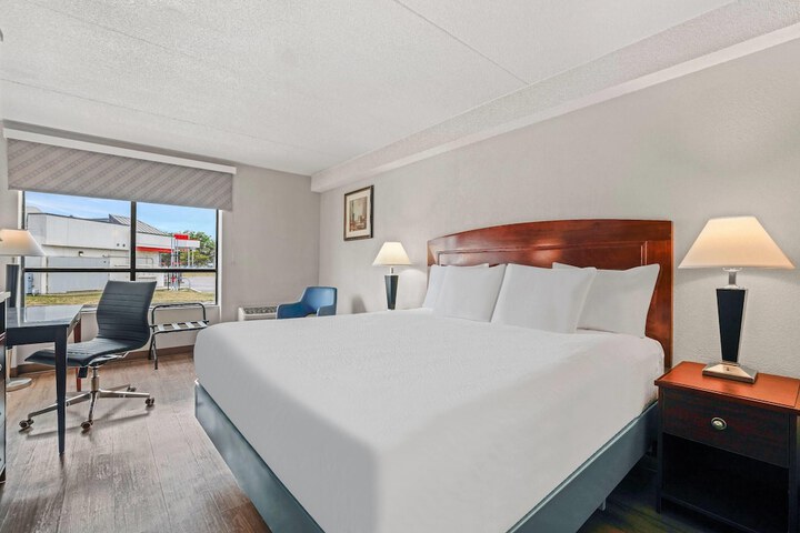 Days Inn by Wyndham Utica