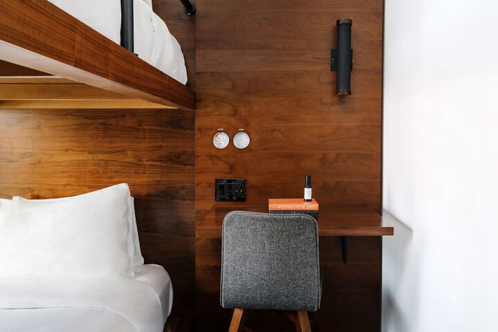Room 44 of 143