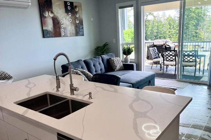 Stunning Ocean View Modern 1 BDR Private Entry Suite