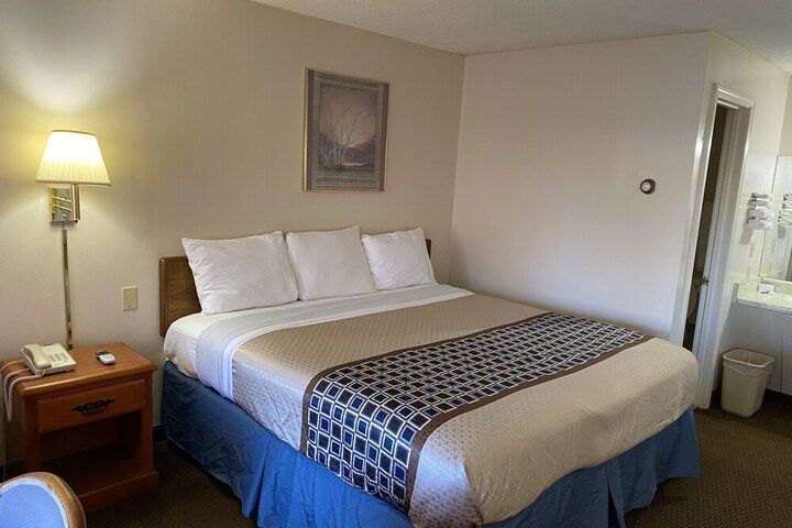 Room 9 of 28