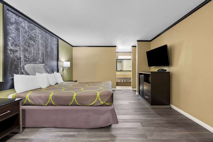 Super 8 by Wyndham Crescent City